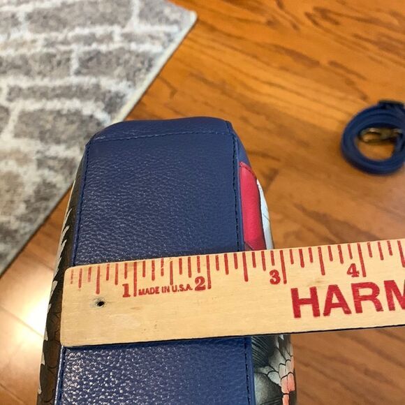 Anuschka crossbody w/adjustable strap and small handle to change to shoulder bag - Picture 10 of 12